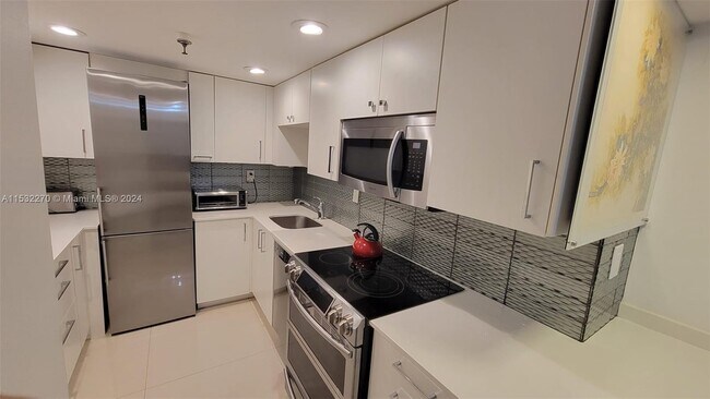 Foto del edificio - 2401 Collins Ave