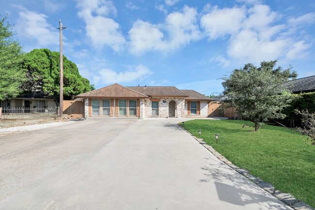 Building Photo - 4503 Hollybrook Ln