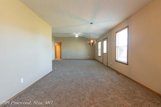 Foto del edificio - 709 S Pinewood Ln