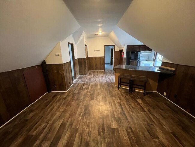 Foto del edificio - Upper 1 Bedroom Apartment