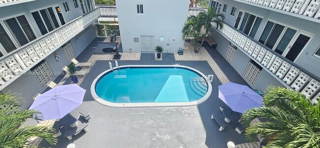 Foto del edificio - 1818 Rodman St