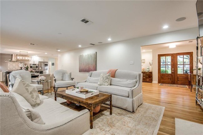 Foto del edificio - 13740 Sprucewood Dr