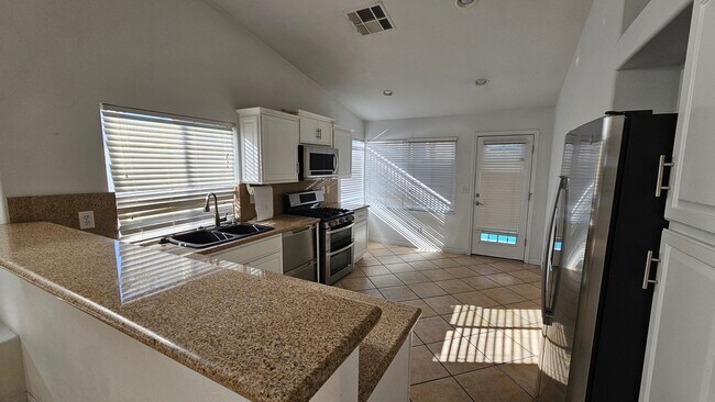 Foto del edificio - Single story with a POOL in Spring Valley!!!