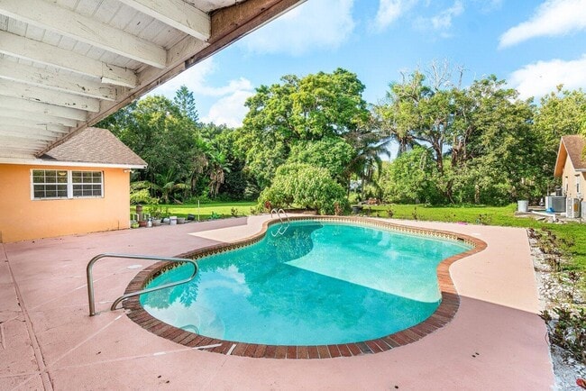 Foto del edificio - 5313 Colbright Rd