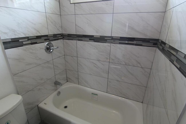 Building Photo - 1 bedroom in Los Angeles CA 90019