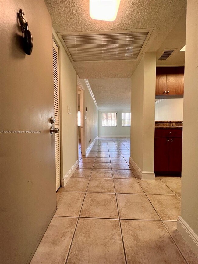 Building Photo - 8160 Geneva Ct