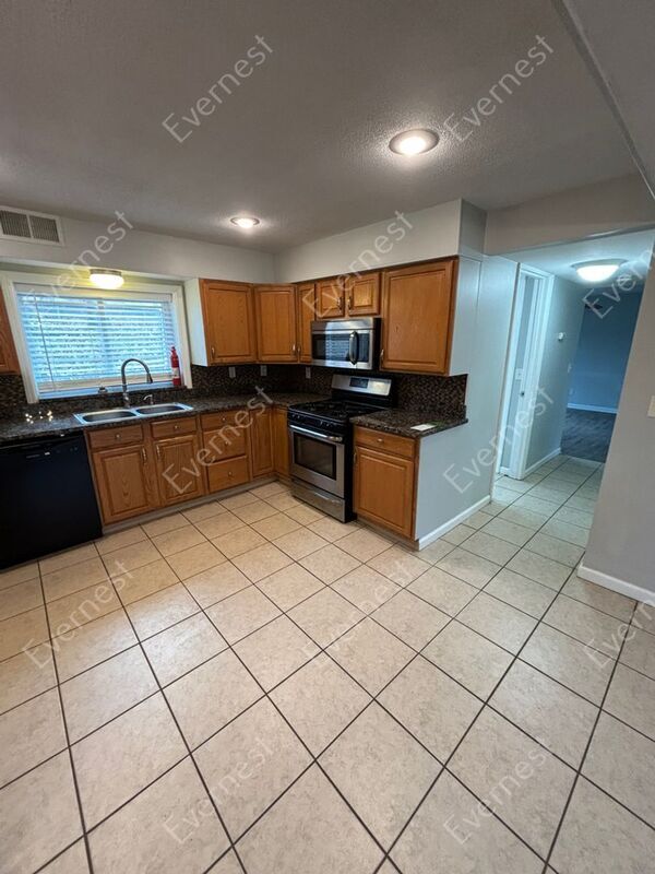 Building Photo - 419 Shady Ln