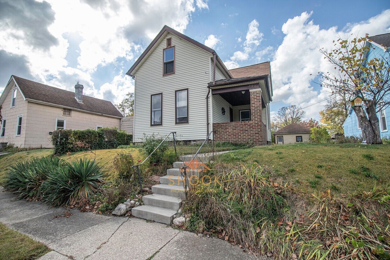 Foto principal - RENOVATED 3BR/2BA HOME CLOSE TO DOWNTOWN