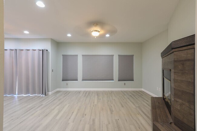 Building Photo - Beautiful 2 Bedroom Summerlin Condo In Gat...
