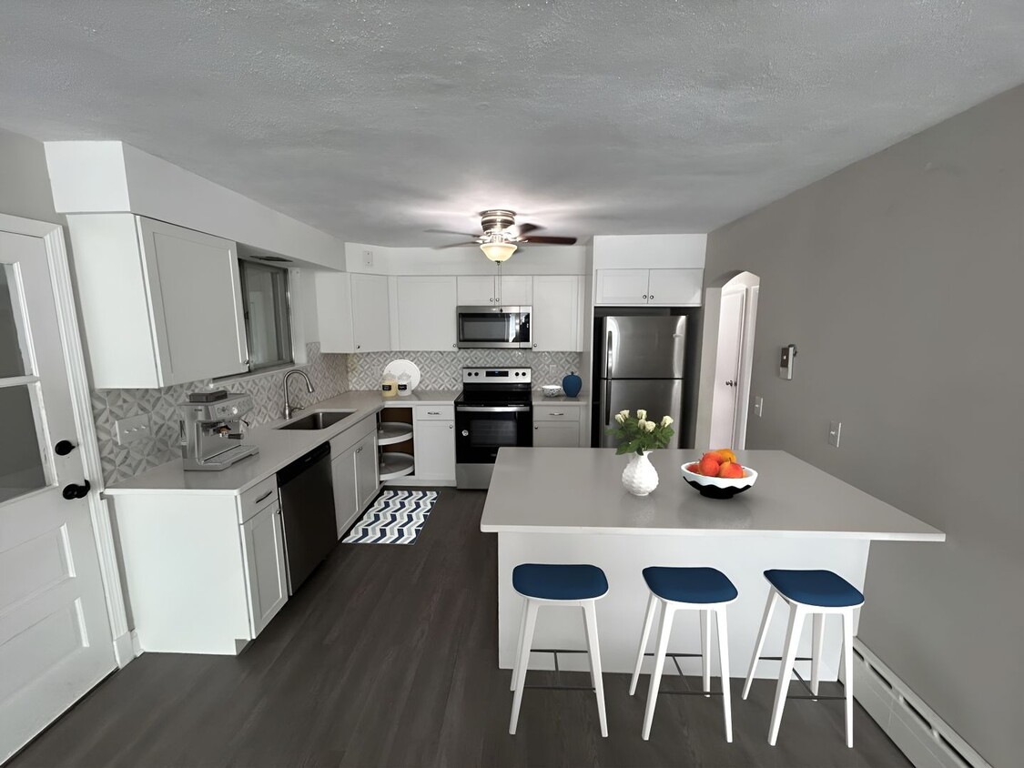 Building Photo - Stunning 4-Bedroom Home with Modern Amenit...
