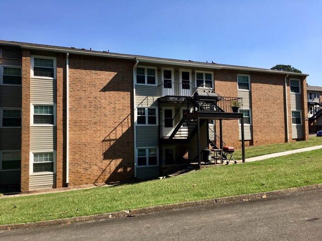 Foto del edificio - Pine Forest Apartments