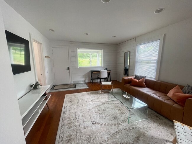 Building Photo - Adorable 4 bedroom home on the NW side of ...