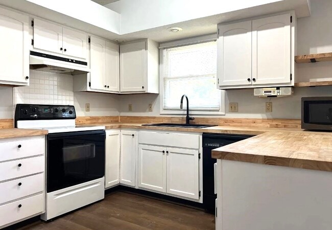 Building Photo - 821 W Rosewood Dr