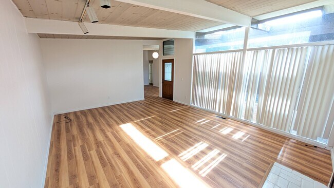 Foto del edificio - 1076 Oaktree Dr