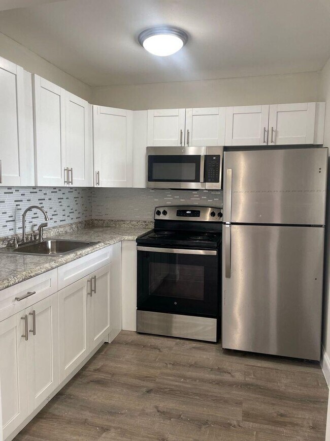 Building Photo - 2711 Vandiver Dr