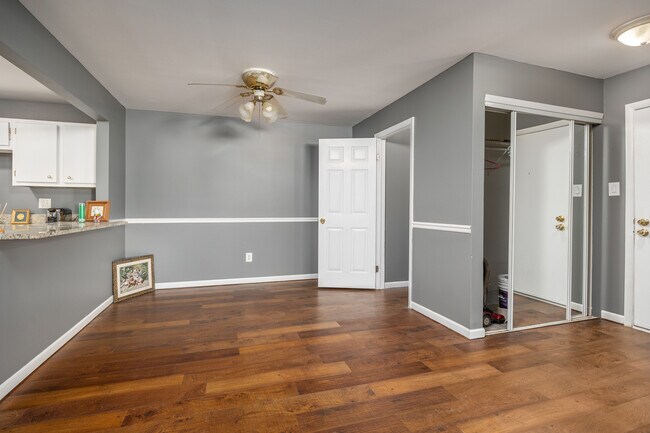 Building Photo - 801 Garden Cir