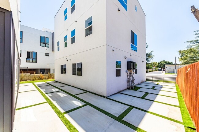 Foto del edificio - Sleek and spacious 4-bedroom, 4.5-bathroom...