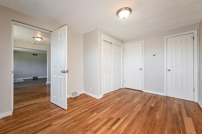 Building Photo - 536 Burton Dr