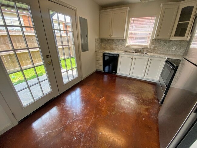 Building Photo - 2-Bed, 2.5-Bath Townhouse with Move-In Special – Walk to McNeese State University!