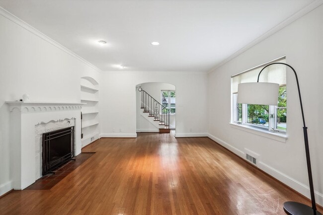 Building Photo - Awesome 4BR, 3.5BA Close in Chevy Chase Ho...