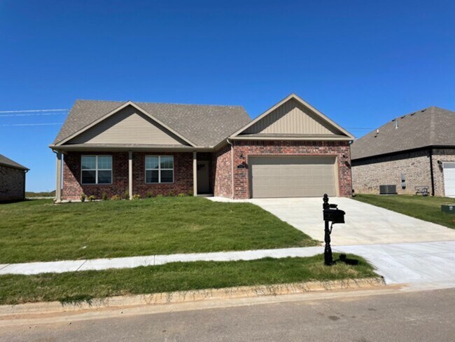 Building Photo - 940 Skyline