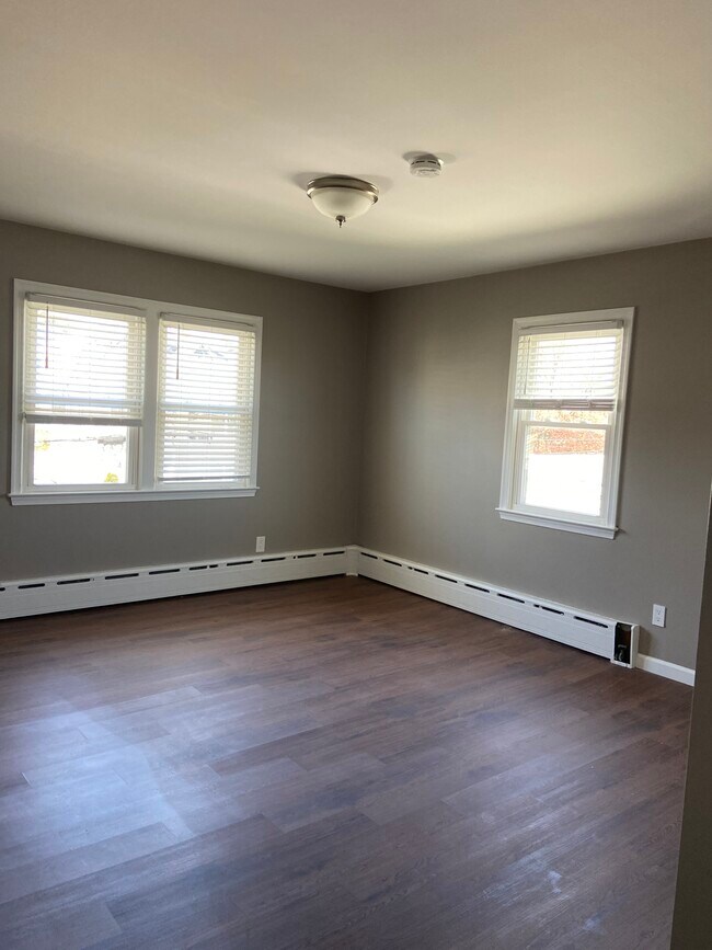 Large primary Bedroom - 138 Washington St