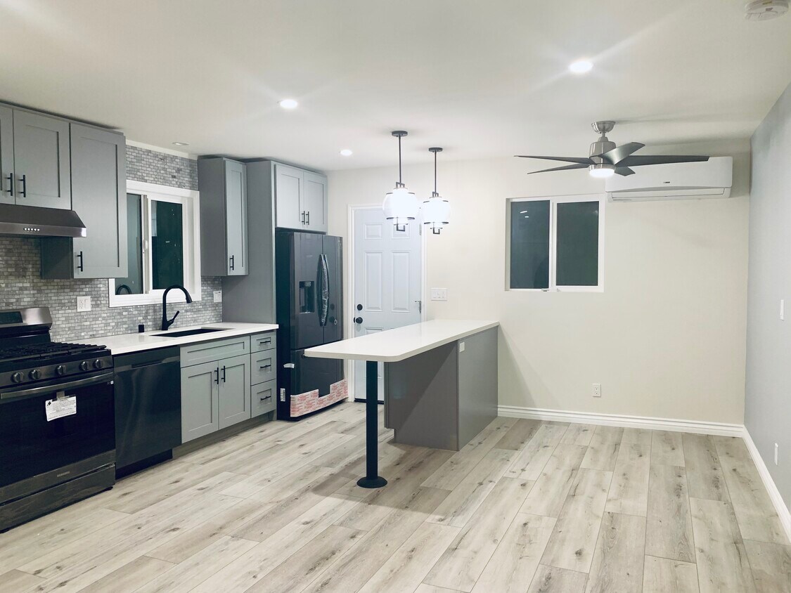 Foto principal - 12104 Oxford Ave