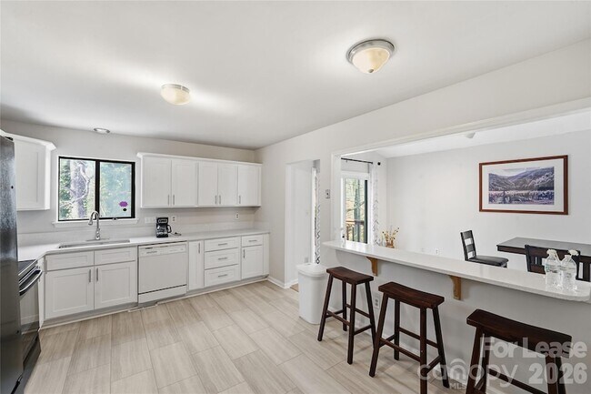 Building Photo - 6530 Thamesmead Ln