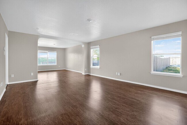 Foto del edificio - Beautiful 3-Bedroom Home With Large Privat...