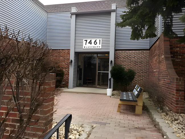 Foto del edificio - 7461 Blackburn Ave