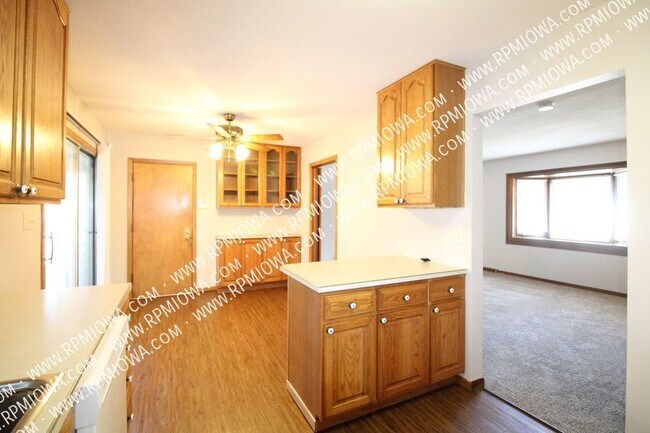 Building Photo - Beautiful 3 Bedroom, 1.5 Bath Home In Des ...
