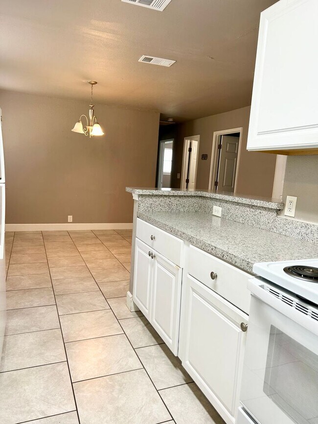 Building Photo - Cozy Home located in the heart of Burleson