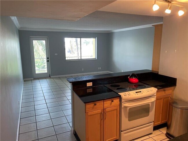 Building Photo - 801 NE 18th Ct