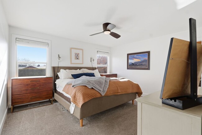 Building Photo - 1799 800 N