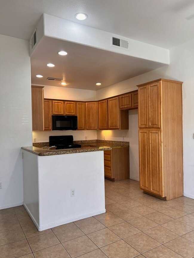 Foto del edificio - Luxurious 3 bedroom, 2.5 bath townhome, AC...