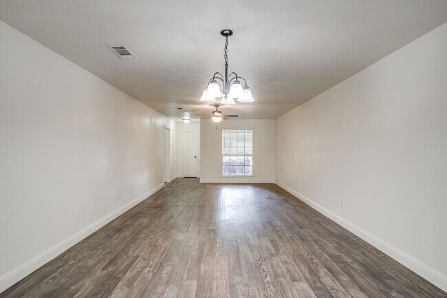 Foto del edificio - Spacious, Recently Updated Duplex!