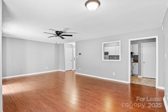 Foto del edificio - 7984 Shady Oak Trail