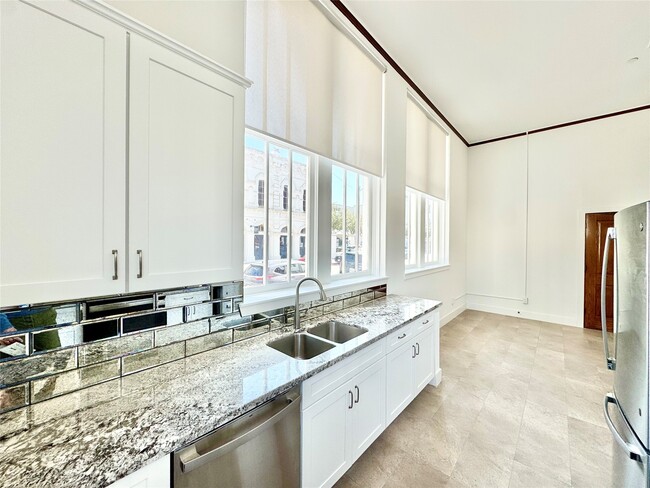 Building Photo - 2102 Mechanic St