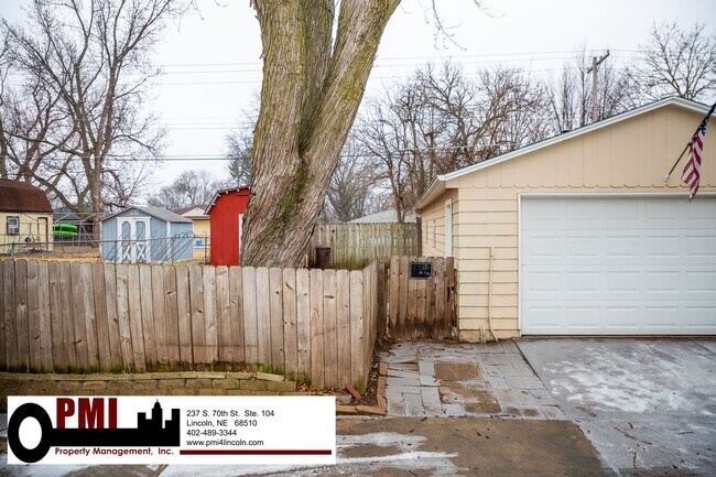 Foto del edificio - 3 Bedroom and 1.5 bathroom House for rent