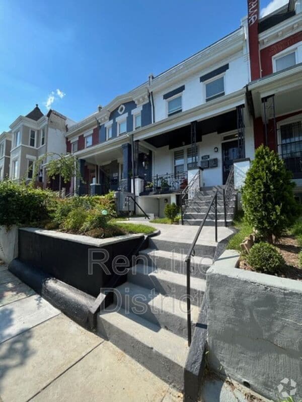 Building Photo - 318 Seaton Pl NE