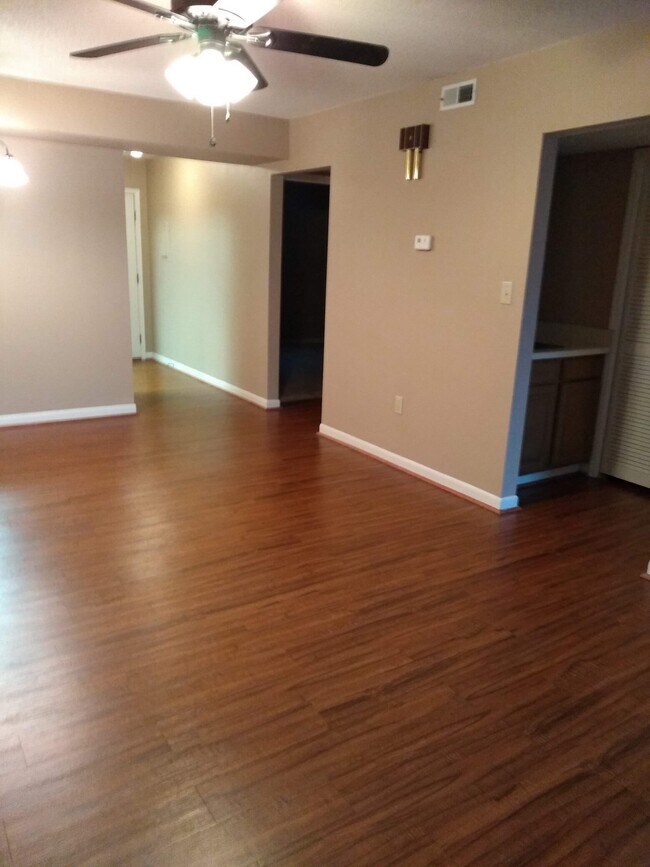 Den - 910 Northlake Dr