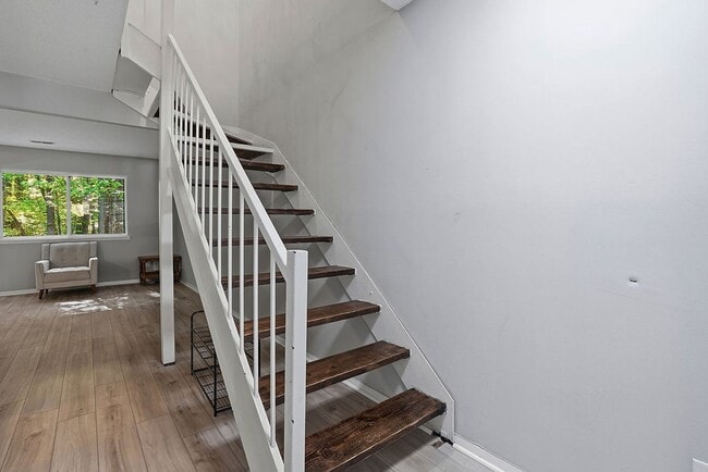 Building Photo - MINUTES to UNC!! 2 Bed 2.5 Bath Townhome - FURNISHED!  $500 Move in Incentive!