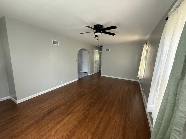 Foto del edificio - Spacious 2 Bedroom, 2 Bath Home with Bonus Space and a Single Car Garage