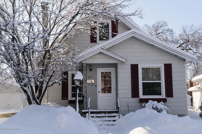 Building Photo - 301 15th Ave SW