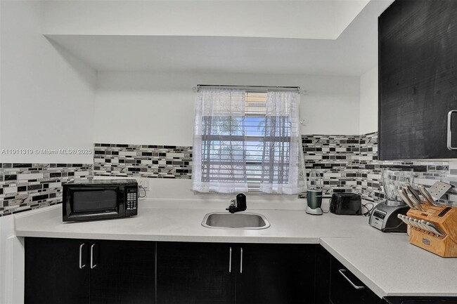 Foto del edificio - 3530 NW 43rd Ave