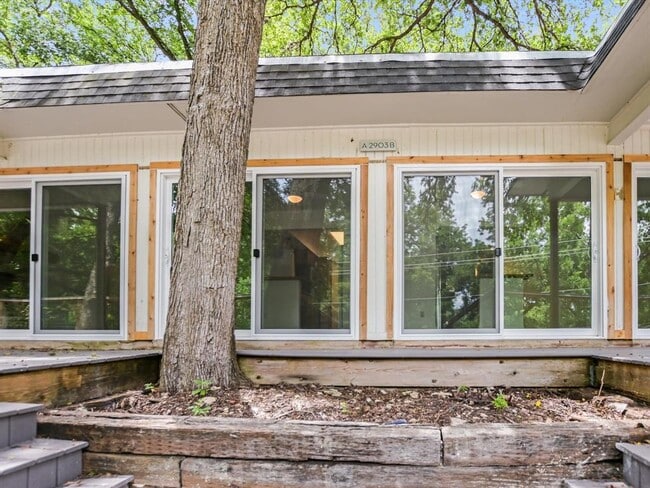 Building Photo - 2903 Edgewater Dr