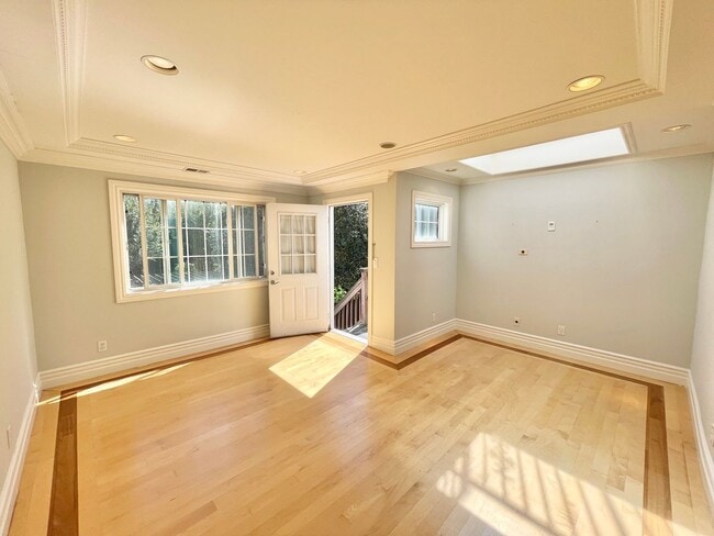 Building Photo - Spacious Bi-Level Top Floor 2BR + Sunroom/...