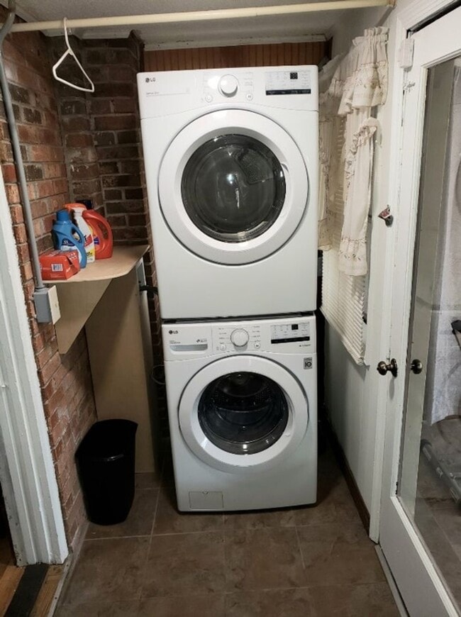 Building Photo - Upstairs 2bed/1bath Apartment