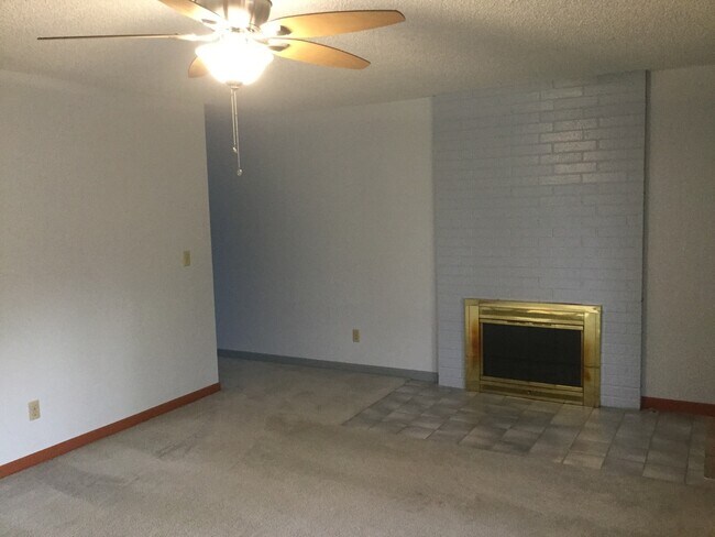 Foto del edificio - Price Reduced! Charming Home with Large Ya...