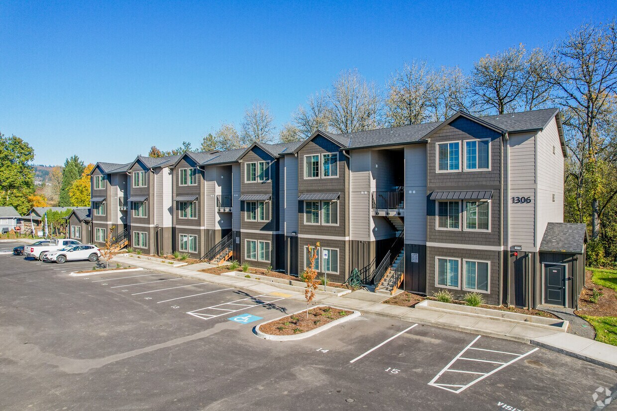 Meadow Brook Villas Apartments in Newberg, OR